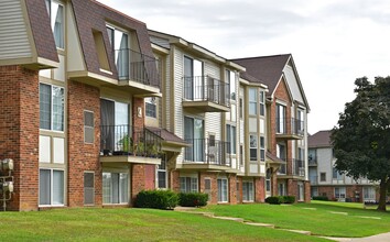 Bristol Square and Golden Gate Apartments in Wixom, MI - Building Photo - Building Photo