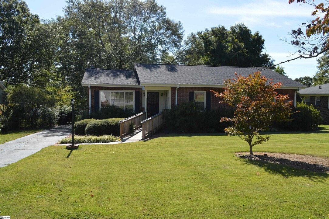 206 Hillside Dr in Greer, SC - Building Photo