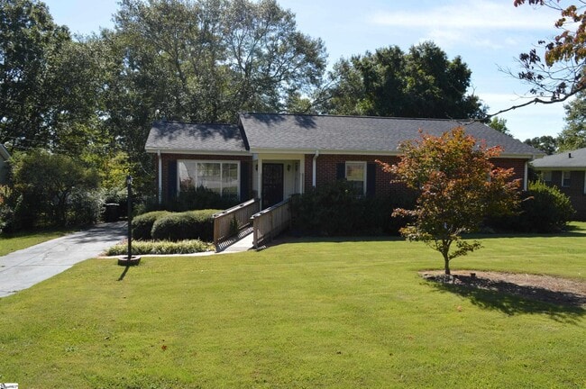 206 Hillside Dr
