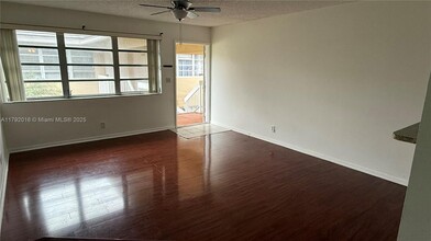 1032 Twin Lakes Dr in Coral Springs, FL - Building Photo - Building Photo