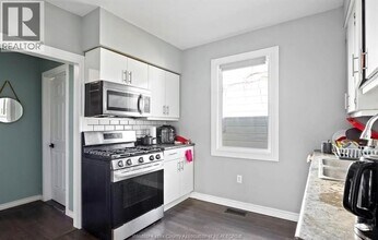 374 Rankin Ave in Windsor, ON - Foto de edificio - Building Photo