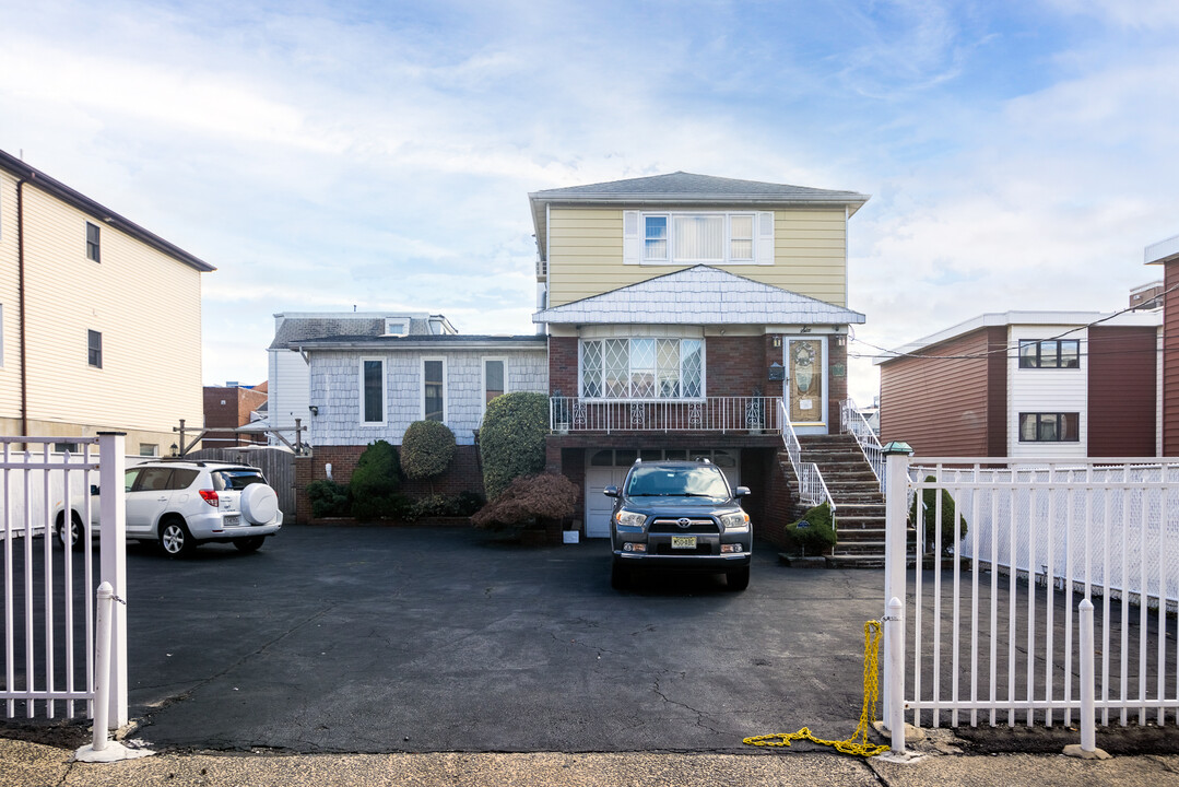 6 Library Ct in Bayonne, NJ - Building Photo