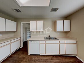 5654 Lovett Oaks in San Antonio, TX - Foto de edificio - Building Photo