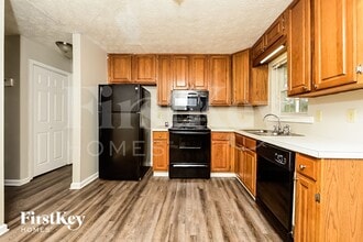 215 Brooks Dr in Stockbridge, GA - Building Photo - Building Photo