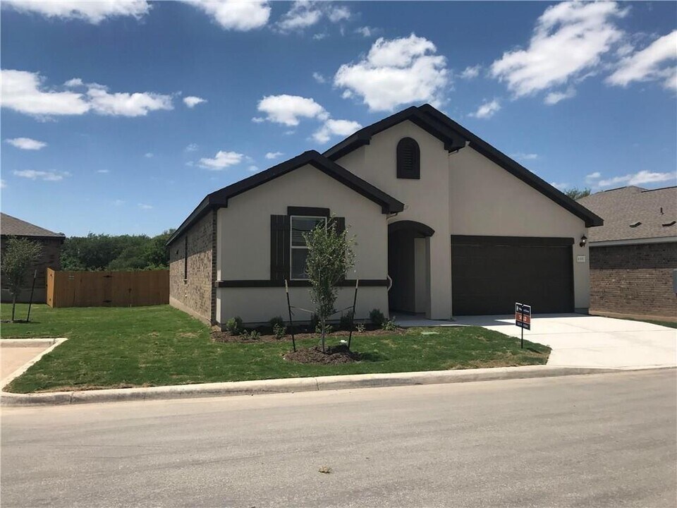 1337 Eagle Ridge Trail in Leander, TX - Foto de edificio