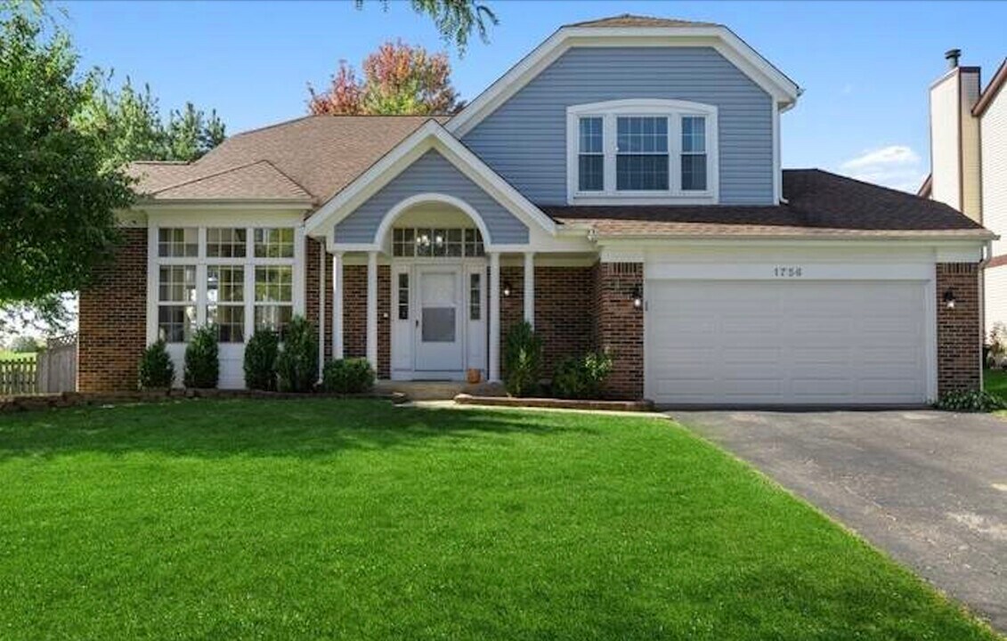 1756 Bradford Ln in Crystal Lake, IL - Building Photo