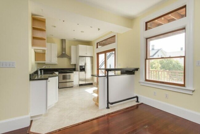 116 Perkins St, Unit 2 in Somerville, MA - Foto de edificio - Building Photo