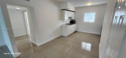 9800 E Bay Harbor Dr in Bay Harbor Islands, FL - Building Photo - Building Photo