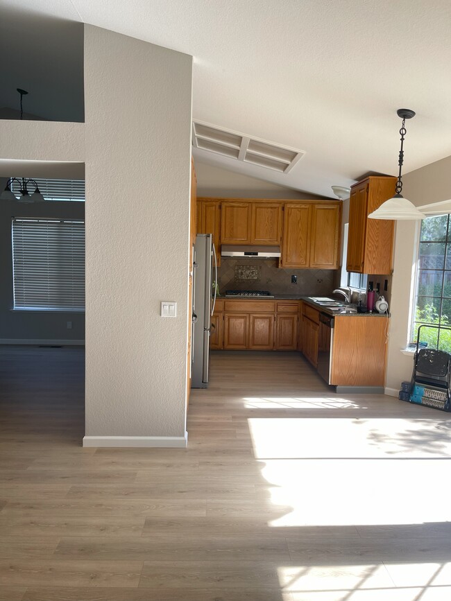 7358 Rasmussen Way in Rohnert Park, CA - Building Photo - Building Photo