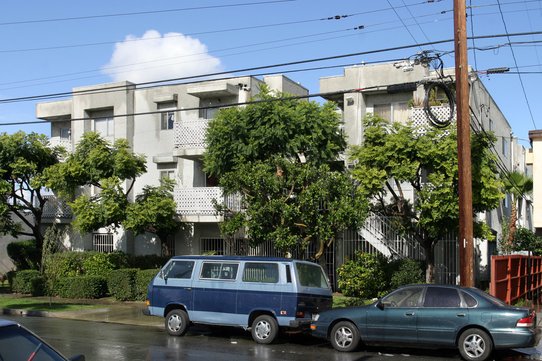 2415 E 15th St in Long Beach, CA - Foto de edificio