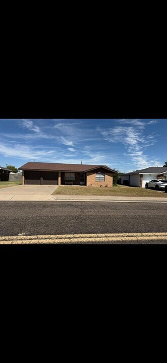 1833 E 49th St in Odessa, TX - Building Photo