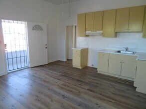 154 E Colden Ave, Unit 156 in Los Angeles, CA - Foto de edificio - Building Photo