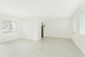 6930 Rue Versailles Dr in Miami Beach, FL - Foto de edificio - Building Photo