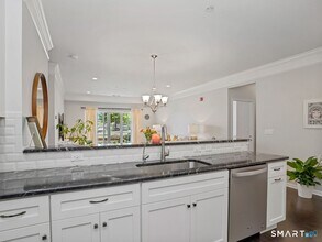 302 Center Meadow Ln in Danbury, CT - Building Photo - Building Photo