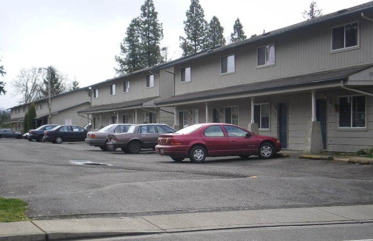 Broadway Park Apartments in Veneta, OR - Building Photo