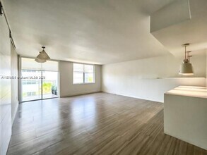 10000 W Bay Harbor Dr in Bay Harbor Islands, FL - Foto de edificio - Building Photo