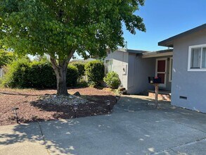 615 Manuel Dr in Novato, CA - Building Photo - Building Photo