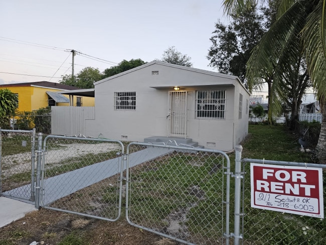 1240 Rutland St in Opa Locka, FL - Building Photo - Building Photo