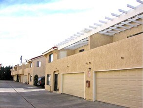 21910 Belshire Ave in Hawaiian Gardens, CA - Foto de edificio - Building Photo