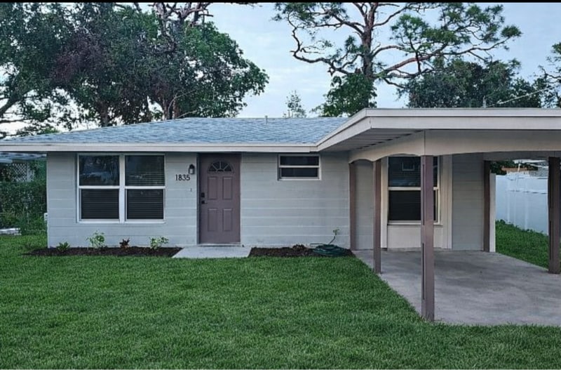 1835 Joyce St in Sarasota, FL - Foto de edificio