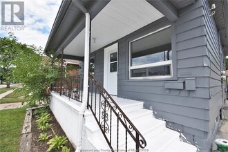 1674 Hickory Rd in Windsor, ON - Building Photo - Building Photo