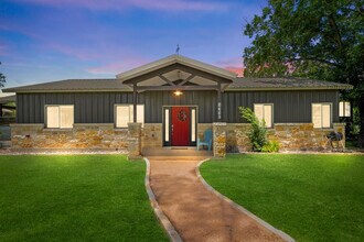 1736 W Live Oak St in Fredericksburg, TX - Building Photo - Building Photo