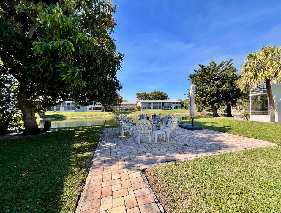 93 Sheffield D in West Palm Beach, FL - Building Photo