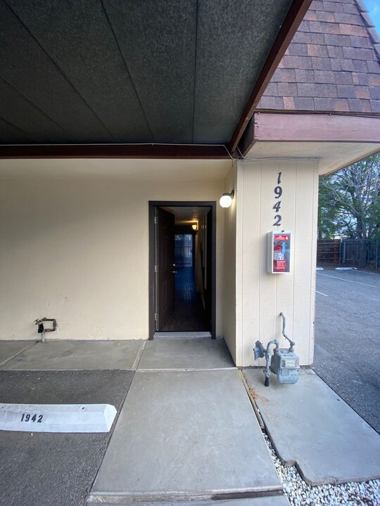 1942 Stine Rd in Bakersfield, CA - Foto de edificio
