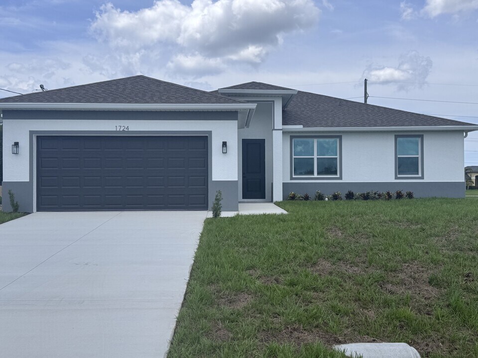 1724 NW 24th Ave in Cape Coral, FL - Building Photo