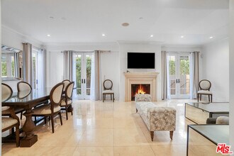 208 S Lasky Dr in Beverly Hills, CA - Building Photo - Building Photo