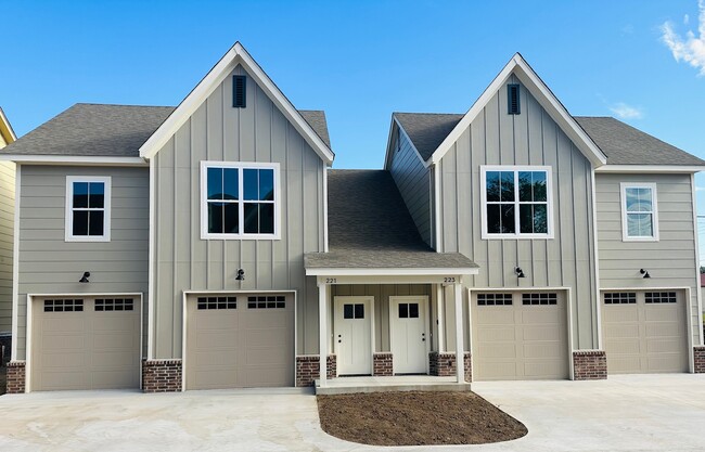 property at 224 Silverleaf Ln