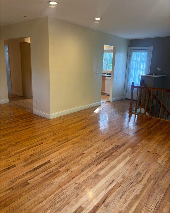 44 E Lake Terrace in Lake Ronkonkoma, NY - Building Photo - Building Photo
