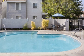 Highland Orchard Apartments in Placentia, CA - Foto de edificio - Building Photo
