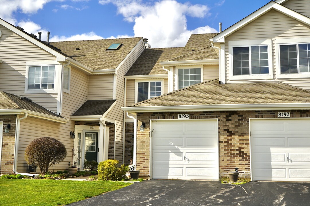8195 Ripple Ridge in Darien, IL - Foto de edificio