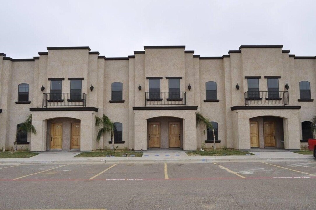 8216 Casa Verde Rd in Laredo, TX - Building Photo