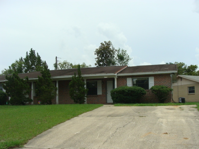 407 N Fowler Dr in Deltona, FL - Foto de edificio