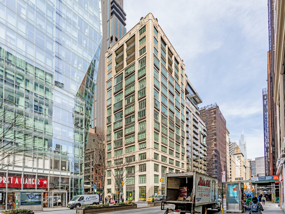 Huys in New York, NY - Building Photo