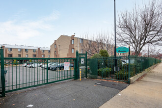 Skyline Terrace in Flushing, NY - Building Photo - Building Photo