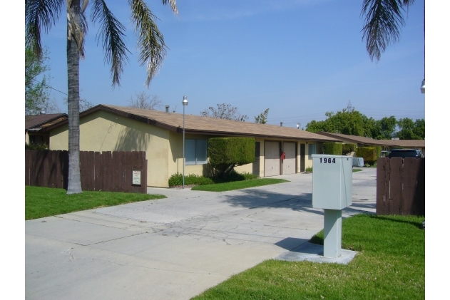 1964 E Cooley Ave in San Bernardino, CA - Foto de edificio