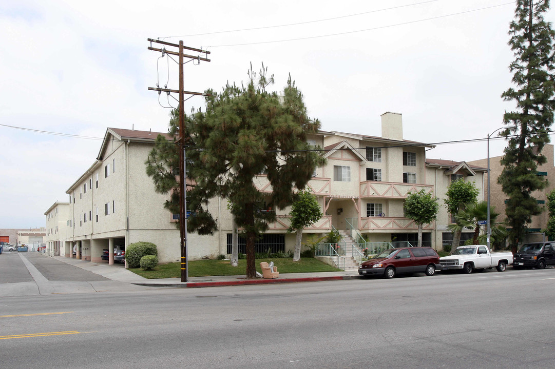 21529 Saticoy St in Canoga Park, CA - Foto de edificio