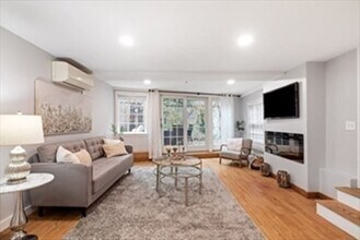 8 Mount Vernon Pl, Unit 1 in Boston, MA - Building Photo - Building Photo