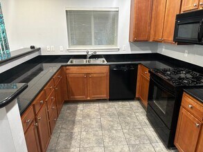 5583 Lakemont Blvd SE in Bellevue, WA - Building Photo - Building Photo
