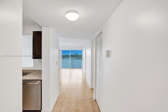8720 N Sherman Cir in Miramar, FL - Building Photo - Building Photo
