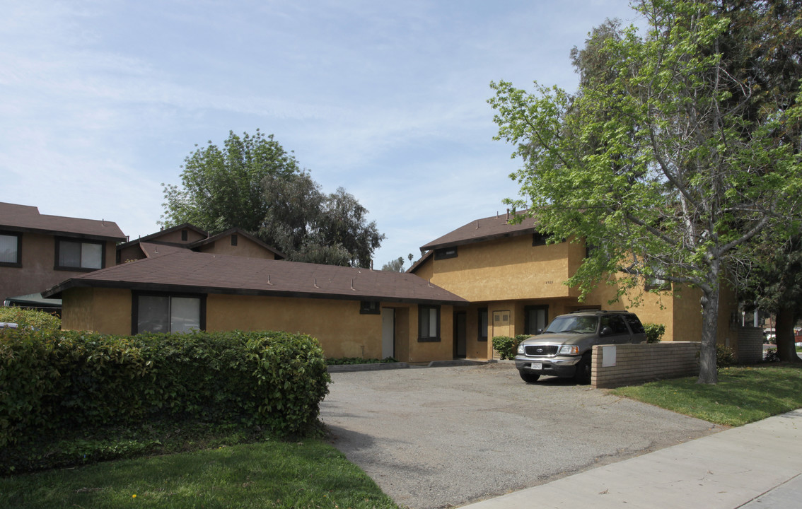 Plum Tree Apartments in Riverside, CA - Building Photo