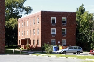 1344 Fort Stevens Dr NW in Washington, DC - Foto de edificio - Building Photo