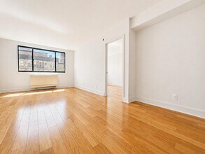 323 W 96th St, Unit 511 in New York, NY - Building Photo - Building Photo