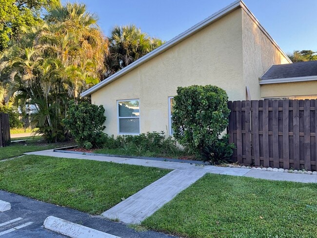 214 Sparrow Dr in Royal Palm Beach, FL - Building Photo - Building Photo