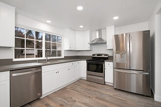 292 Chapalita Dr in Encinitas, CA - Foto de edificio - Building Photo