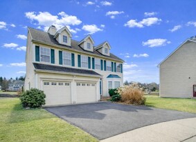 8 Mulberry Ct in Branchburg, NJ - Building Photo