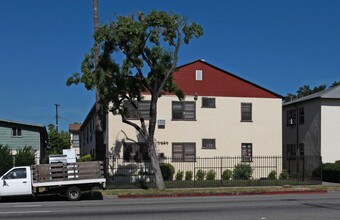 7327 Woodman ave in Van Nuys, CA - Building Photo - Building Photo